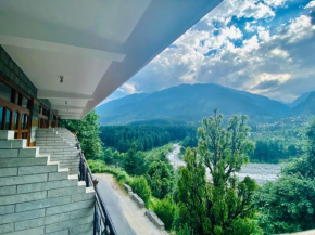Hotel Hollywood Vibes #riverview #premium rooms #prime location #most awarded #parking #top rated #open terrace #lawn #best selling hotel in manali